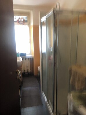 Haartrockner, Handtücher, Seife, Toilettenpapier