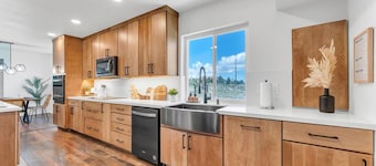 NEW Mountain View Retreat With Hot Tub and Mini Golf