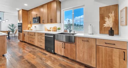 NEW Mountain View Retreat With Hot Tub and Mini Golf