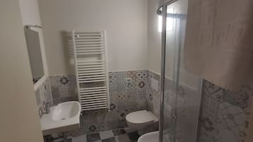 Quarto solteiro clássico, vista para o jardim | Banheiro | Secador de cabelo, toalhas de banho, sabonete, shampoo