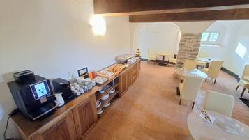 TĂ€gliches inbegriffenes FrĂŒhstĂŒcksbuffet