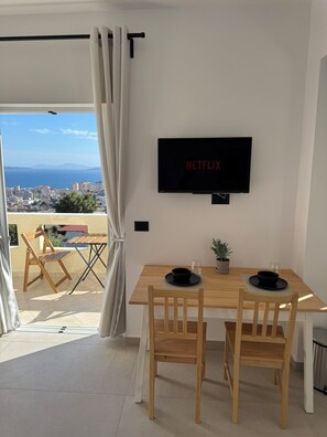 Deluxe tweepersoonskamer, uitzicht op zee | Woonruimte | Televisie