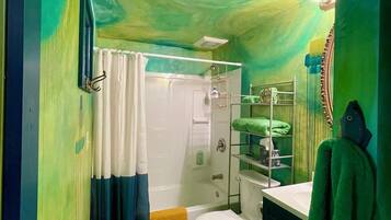 Asciugacapelli, asciugamani, sapone, carta igienica