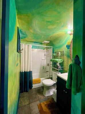 Sèche-cheveux, serviettes fournies, savon, papier toilette