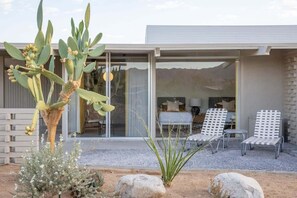 Terrace/patio - The Bungalows by Homestead Modern, Premium Double (Joshua Tree)