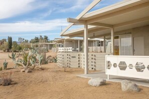 Property grounds - The Bungalows by Homestead Modern, Standard Double (Joshua Tree)