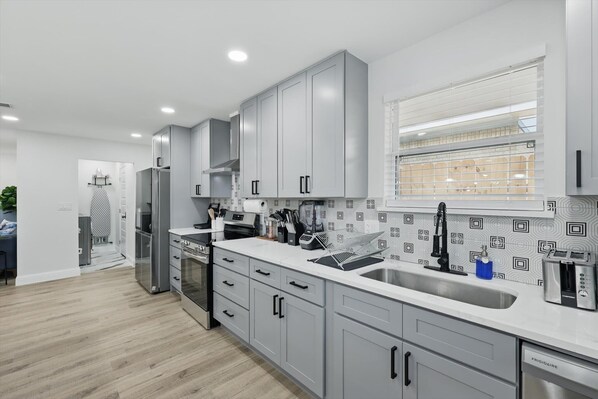 Kühlschrank, Mikrowelle, Ofen, Herdplatte