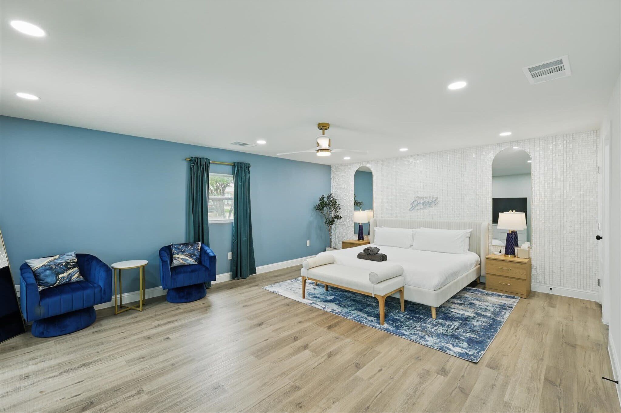 4 室のベッドルーム、アイロン / アイロン台、WiFi、ベッドシーツ