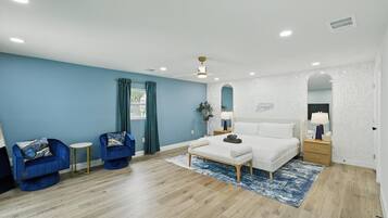 4 bedrooms, iron/ironing board, WiFi, bed sheets