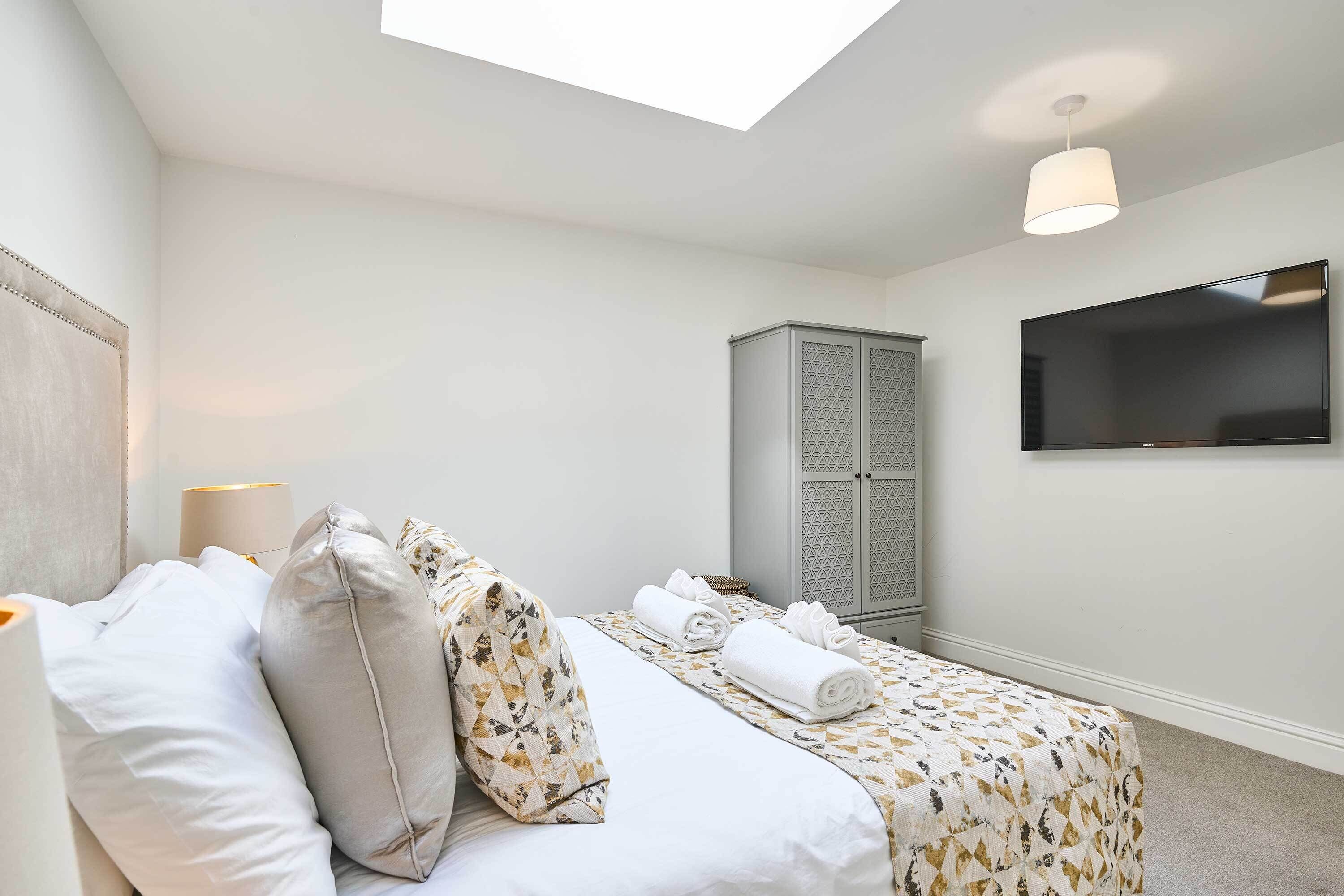 5 chambres, bureau, fer et planche à repasser, lit parapluie