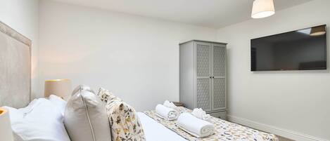 5 chambres, bureau, fer et planche à repasser, lit parapluie