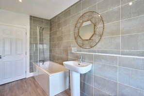 Douche, sèche-cheveux, serviettes fournies