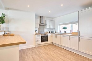 Frigorífico, microondas, horno y placa de cocina