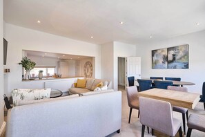 Una televisión, una oficina