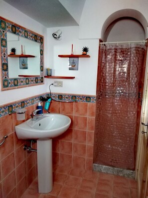 Ducha, secador de pelo, toallas y jabón