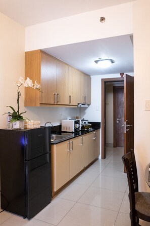 Mikrowelle, Herdplatte, Küchenrolle