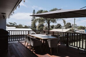 Outdoor dining - Siesta Sands: Relaxed Coastal Escape for Families & Pets Near the Beach (Culburra Beach)