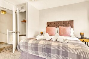 1 soverom, skrivebord, strykejern/-brett og reiseseng for barn