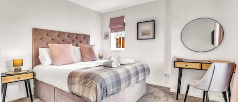 1 chambre, bureau, fer et planche à repasser, lit parapluie