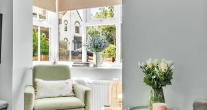 Wheatley House • Excellent Location • Free Parking • Garden • Fast Wifi • Smart TVs • Yoko Property