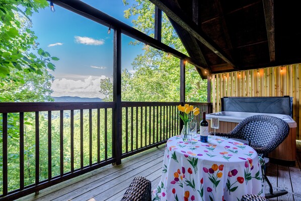 Outdoor dining - Bear Dance 1 Bedroom Cabin (Sevierville)