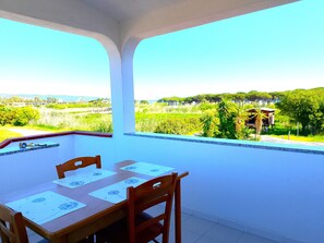 Outdoor dining - DreamHouse Miramare, one-bedroom apartment a few steps from the beach, private parking. (Budoni)