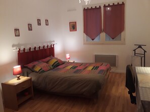 3 chambres, fer et planche à repasser, Wi-Fi gratuit, draps fournis