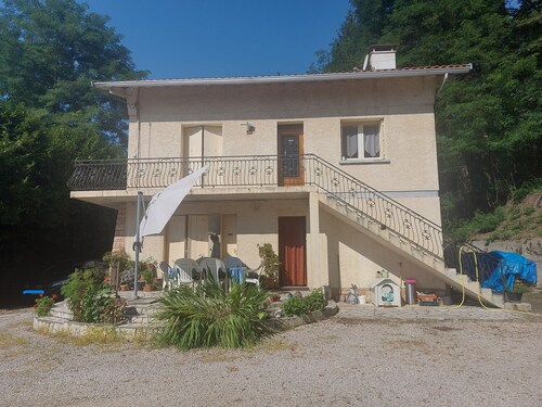 Appartement à la campagne proche de la forêt. On peut faire belles balades,