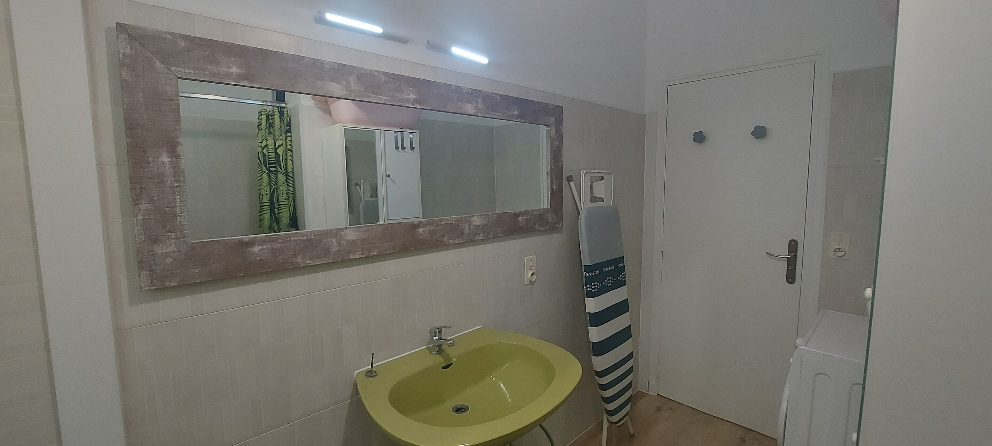 Sèche-cheveux, bidet, serviettes fournies, papier toilette