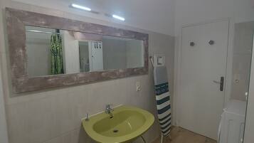 SĂšche-cheveux, bidet, serviettes fournies, papier toilette