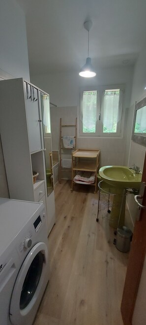 Sèche-cheveux, bidet, serviettes fournies, papier toilette