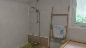 SĂšche-cheveux, bidet, serviettes fournies, papier toilette