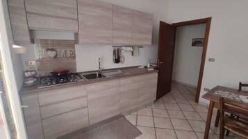 Microonde, forno, piano cottura, macchina per tè/caffè