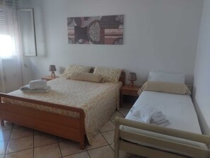 1 habitación, tabla de planchar con plancha, wifi y ropa de cama