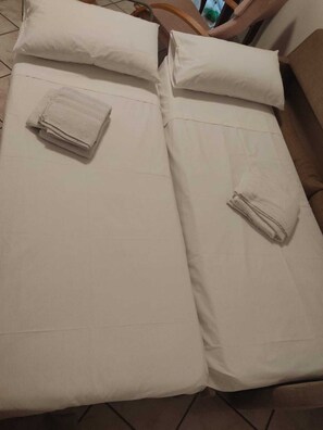 1 habitación, tabla de planchar con plancha, wifi y ropa de cama