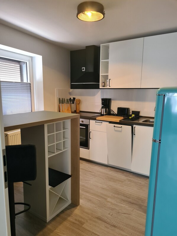 Kühlschrank, Mikrowelle, Ofen, Herdplatte
