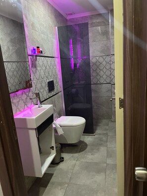 Studio Comfort, pemandangan kota | Kamar mandi | Perlengkapan mandi gratis, pengering rambut, handuk, dan sabun