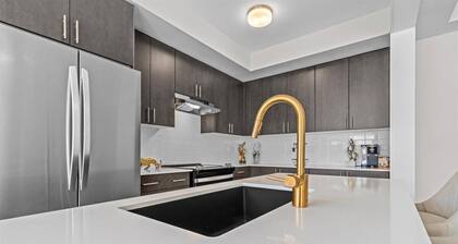 Luxe furnished home in Oakville