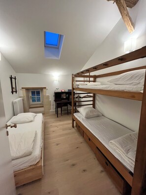 6 Schlafzimmer, Schreibtisch, Bügeleisen/Bügelbrett, Reisekinderbett