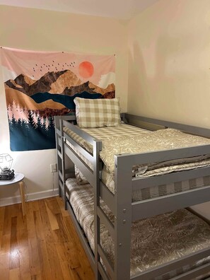 4 bedrooms, iron/ironing board, WiFi, bed sheets