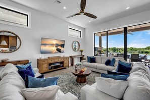 Smart-tv, tv-spel, böcker och kontor