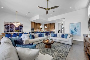 Smart-tv, tv-spel, böcker och kontor