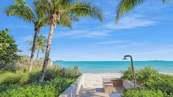 Bãi biển riêng, cát trắng, lều miễn phí, ghế dài tắm nắng