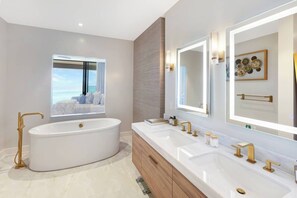 Separate bathtub and shower, free toiletries, hair dryer, towels - Aqualina (Nassau)