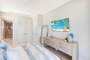 Luxury Condo, 3 Bedrooms, Kitchen, Beachfront | Free WiFi - Aqualina (Nassau)