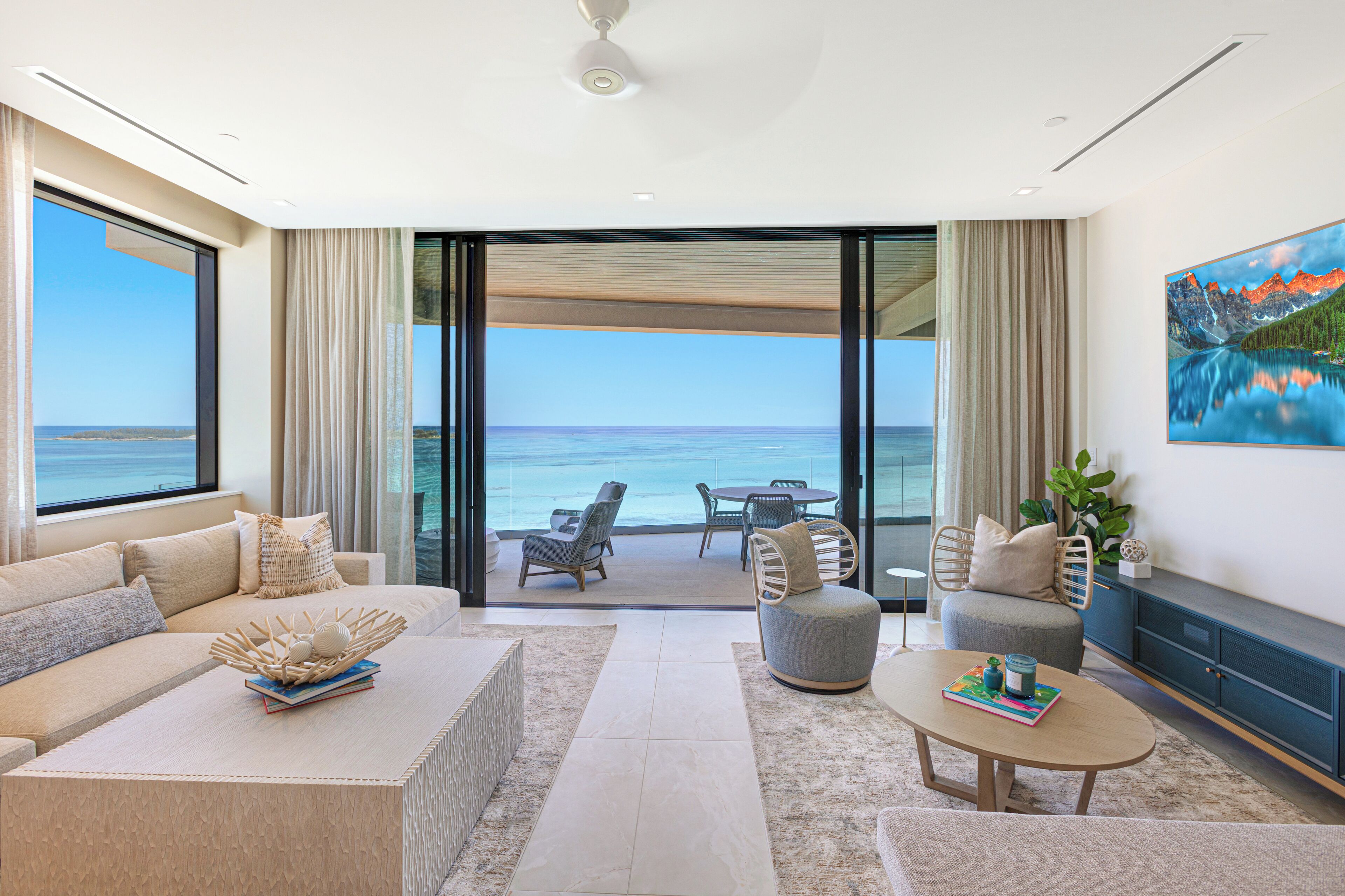 شقة فاخرة - ٣ غرف نوم - بمطبخ - على الشاطئ | غرفة المعيشة