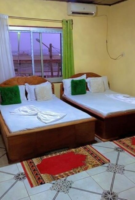 Skrivebord, skrivebord for bærbar PC og wi-fi (inkludert)