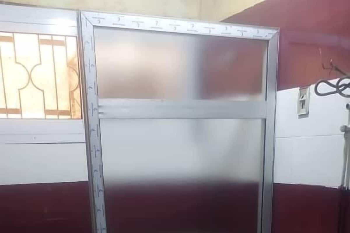 Bathtub, towels, soap, shampoo