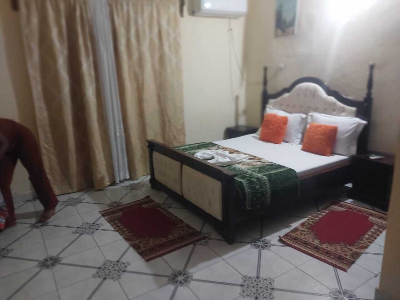 Skrivebord, skrivebord for bærbar PC og wi-fi (inkludert)