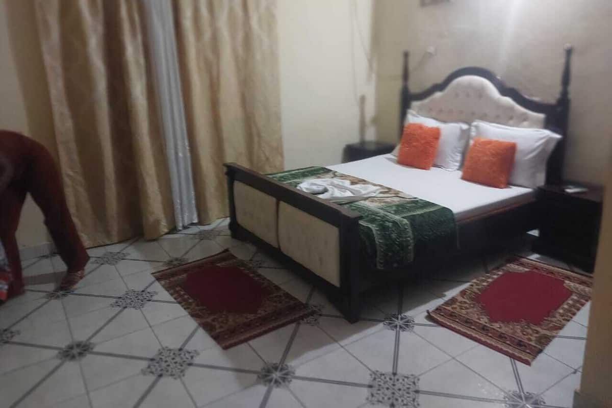 Desk, laptop workspace, free WiFi